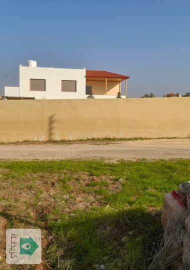 مزرعه للبيع مساحة الأرض دونم مساحة البناء ١٣٠م وترس قرميد ٣٠م بركة سباحه 