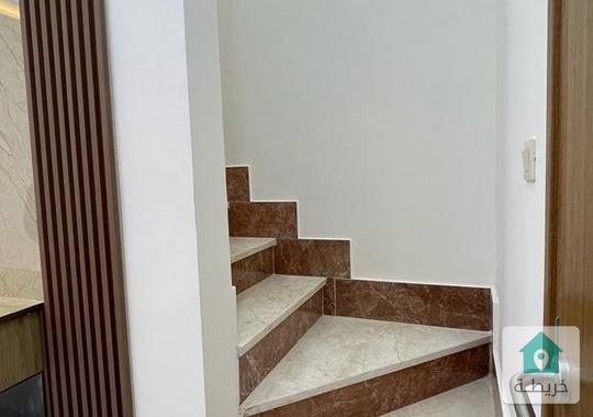 شقة سوبر ديلوكس للبيع بسعر مغري منطقة هادئة جدا قريبة من الخدمات أرقى مناطق البنيات