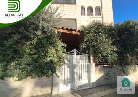 شقة للايجار في شارع عبدالله غوشة طابق ارضي مساحة البناء 180م ومساحة الحديقة 200م والترس 15م