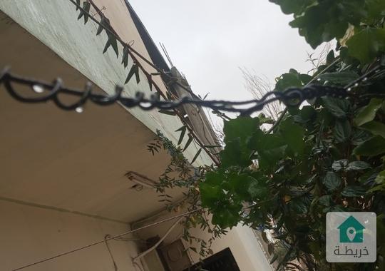 منزل مكون من ثلاث شقق و شقة غير مكتملة  للبيع في الرصيفة 