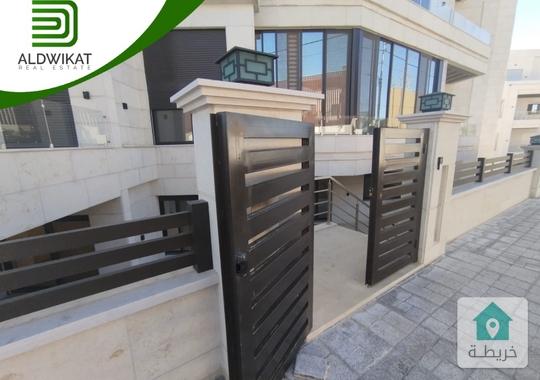 شقة للبيع في رجم عميش قصر الصنوبر طابق تسوية مساحة البناء 280م ومساحة الترس 140م