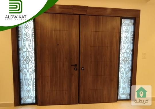 شقة للبيع في الصويفية  السابع قرب كوزمو طابق ارضي مساحة البناء 200م ومساحة الترس 60م