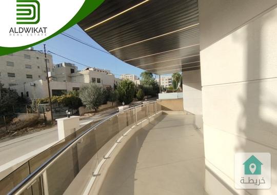 شقة للبيع في خلدا طابق اول مساحة البناء 240م ومساحة الترس 50م