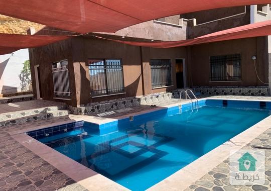 شاليه بمساحة واسعه على مطل للبيع