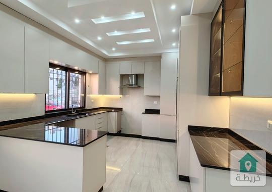 شقه للبيع طابق ارضي مع ترس واسع كراج ضاحيه الرشيد حي فلل أقساط بدون بنوك بنفس سعر كاش 