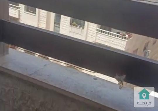 شقه طابق ثالث للبيع بشارع الاستقلال مساحه 137 متر يوجد مصعد للبيع بسعر 40 الف ت 0796974924