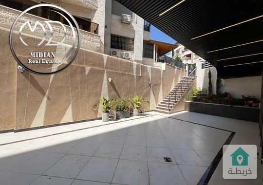 شقة جديدة شبه ارضي للبيع ام اذينة مساحة 200م مع ترس و حديقة 150م تشطيبات و ديكورات عصرية فاخرة