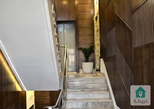 شقة طابق ثالث مع روف للبيع في خلدا قرب دوار المعارف 