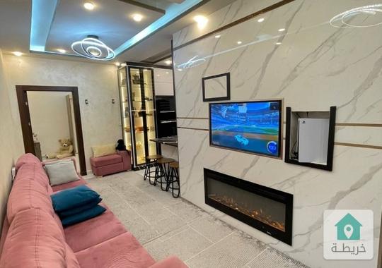 شقة شبه ارضي مهويه ومشمسه في ارقى مناطق الزرقاء الجديده 