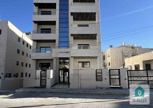 شقه شبه ارضي خلف الاحوال المدنيه للبيع مساحه 166م داخلي وخارجي 40م بسعر 67ألف ت0798120355