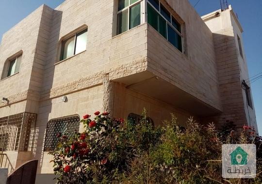 عمارة مكونة من ثلاثة طوابق ومخزن للبيع في مادبا