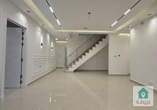 ثالث مع روف للبيع في تلاع العلي بمساحة 366m