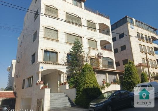 شقة طابقية بأم أذينة للبيع مع أثاث مجاني